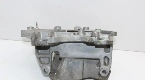 Nissan Juke I F15 Engine mounting bracket