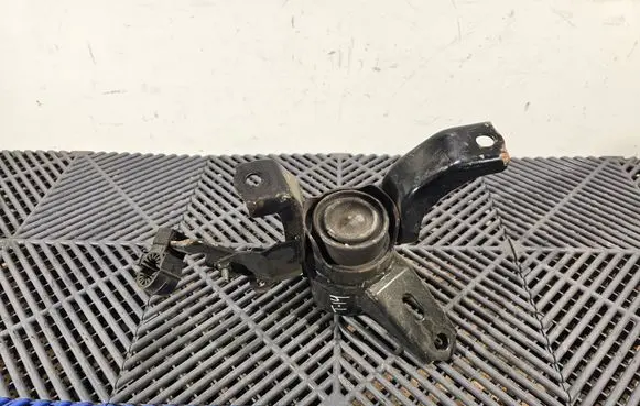 Lexus CT 200H Engine mount bracket