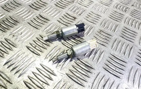 Suzuki Grand Vitara II Clutch pedal sensor 611J 612D