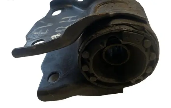 Land Rover Range Rover L322 Engine mount bracket