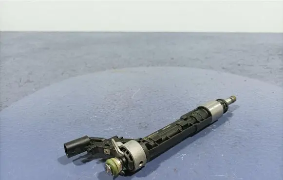 Audi A8 S8 D2 4D Fuel injector 06M906036R