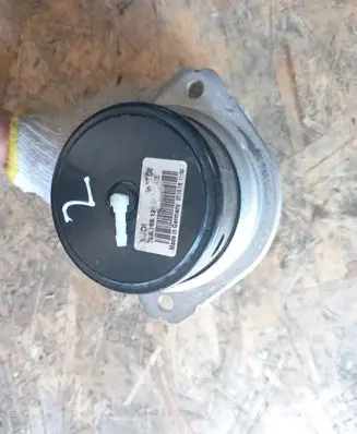 Volkswagen Touareg II Engine mount bracket
