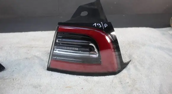 Tesla Model 3 Rear/tail lights 1077398 1077400