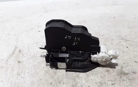 BMW X4 F26 Front door lock 7318409