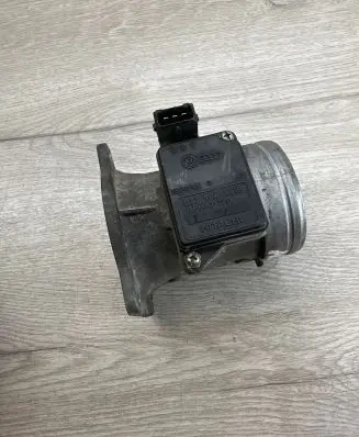 Audi A4 S4 B5 8D Mass air flow meter 037906461B AFH6010A