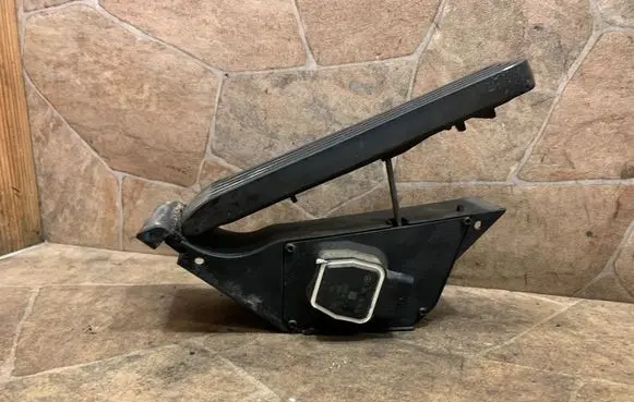Mercedes-Benz C W204 Accelerator throttle pedal A2043000004