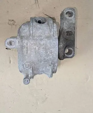Volkswagen Golf VI Engine mount bracket 1K0199262