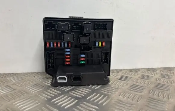 Renault Koleos I Fuse module 284B7JY00A 3697280817 522951F01
