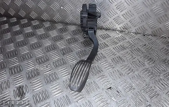 Accelerator throttle pedal