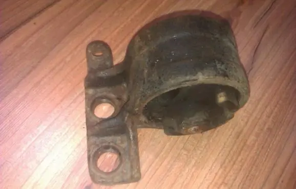 KIA Sephia Engine mount bracket