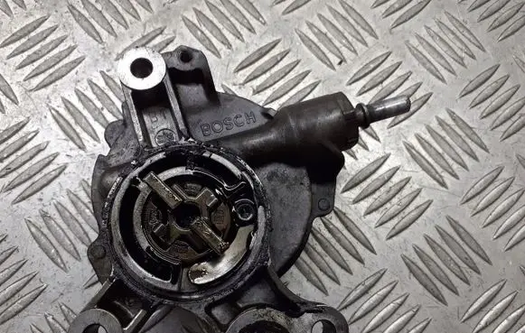 Ford Focus Vacuum pump D165-1B