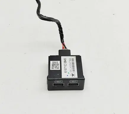 Jeep Grand Cherokee (WK) USB socket connector 68145567AA