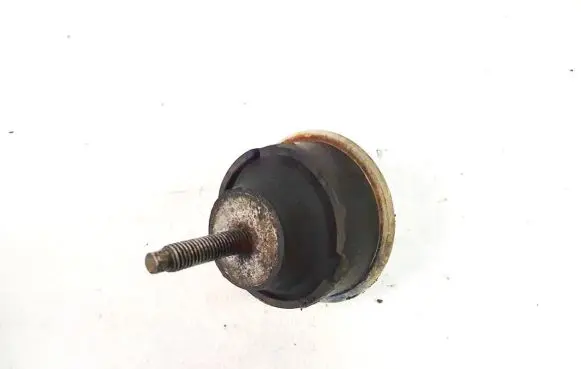 Peugeot 405 Engine mount bracket