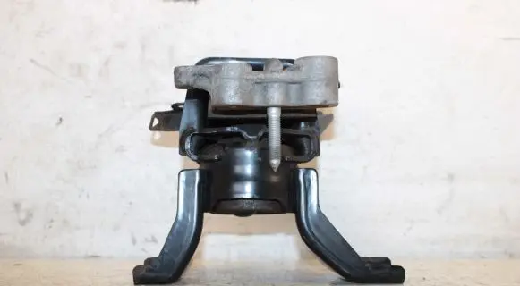 Toyota Auris E180 Engine mount bracket