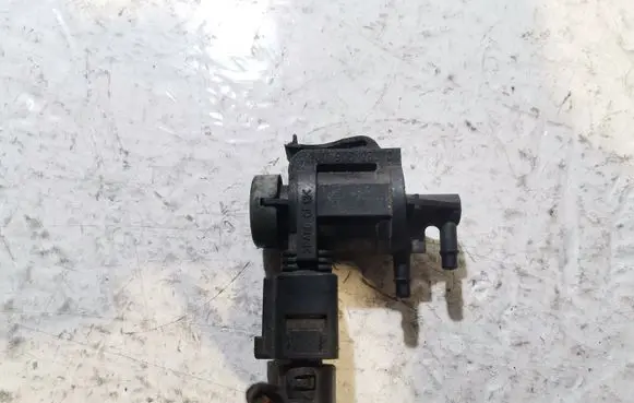 Volkswagen PASSAT B5.5 Vacuum valve 1J0906283C