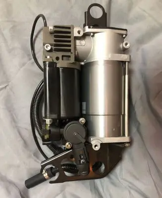 Volkswagen Touareg I Air suspension compressor/pump 
