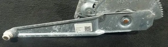 Rear door manual window regulator