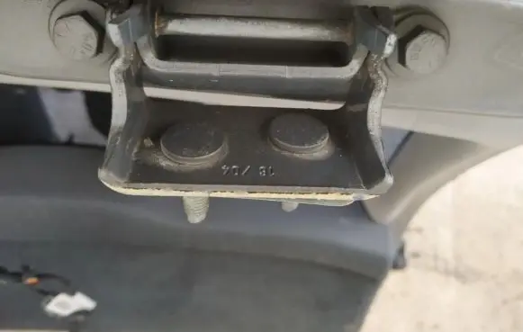 Volvo V50 Tailgate/trunk/boot hinge