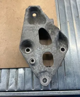 Engine mounting bracket