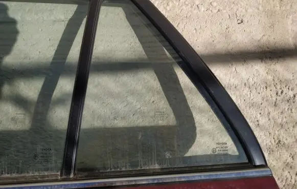 Toyota Avensis T250 Rear vent window glass 