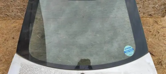 Ford Mondeo Mk III Rear windscreen/windshield window E143R001025