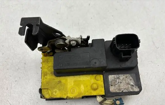Volvo V70 Front door lock 30663041
