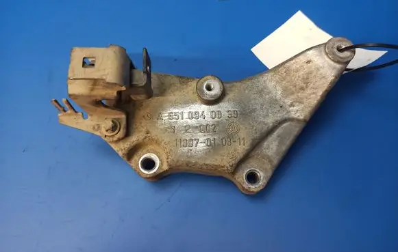 Mercedes-Benz E W212 Engine mounting bracket A6510940039