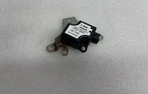 Nissan X-Trail T30 ESP acceleration yaw rate sensor 47930EQ010