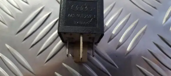 Volkswagen PASSAT B5 Other relay 443951253J 899511000
