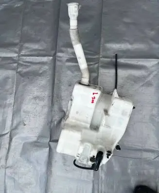 Mitsubishi L200 Windshield washer fluid reservoir/tank