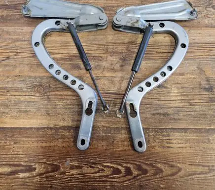 BMW 7 E32 Tailgate/trunk/boot hinge 1928569 1928570