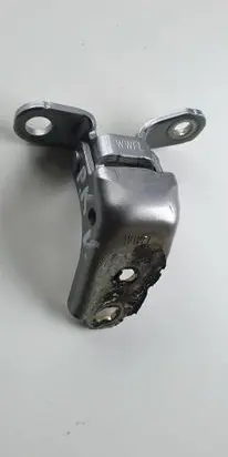 Honda CR-V Front door upper hinge