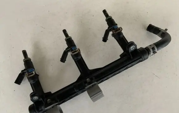Audi Q7 4M Fuel distributor 06E133682C 06E906031A