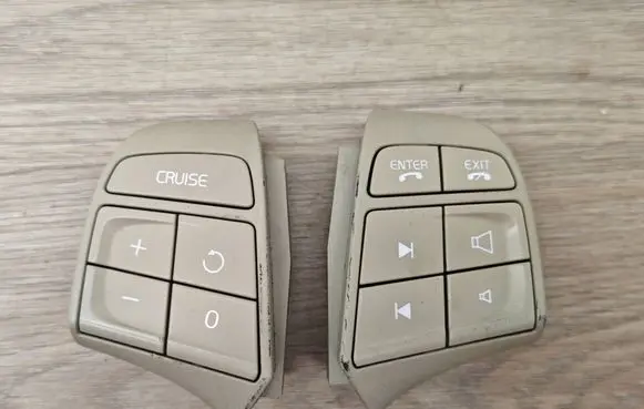 Volvo V70 Steering wheel buttons/switches 30768063 30768059