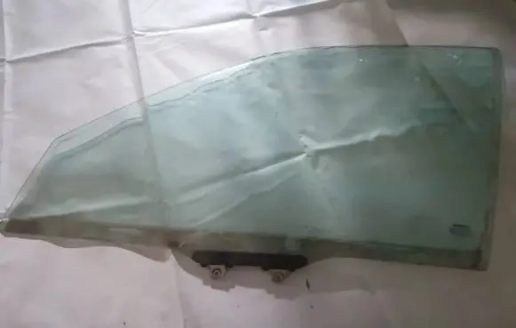 Honda CR-V Front door window glass four-door as2