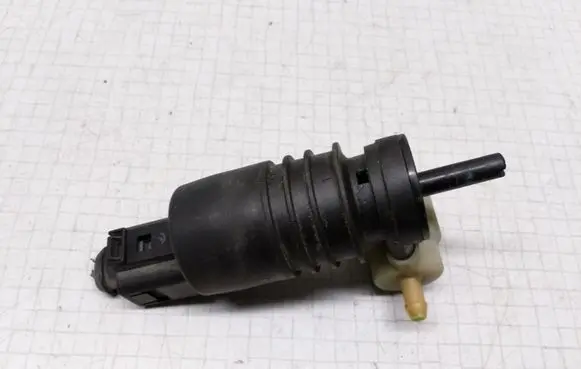 Volkswagen Golf IV Windscreen/windshield washer pump 1J0973722