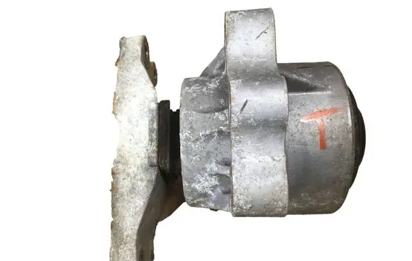 Engine mount vacuum valve