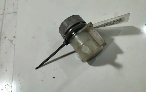 Honda FR-V Brake fluid reservoir 