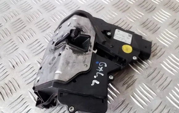 Volkswagen Sharan Sliding door lock 7N0839015B