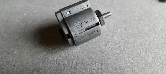 BMW 7 E38 Headlight level adjustment motor 8363683