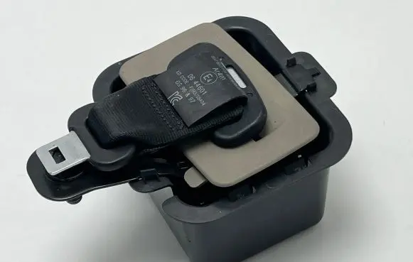 Middle seatbelt (rear)