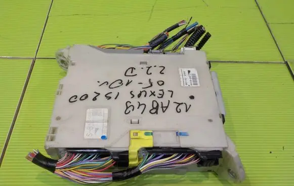 Lexus IS 220D-250-350 Fuse box set 8267253060 12AB49