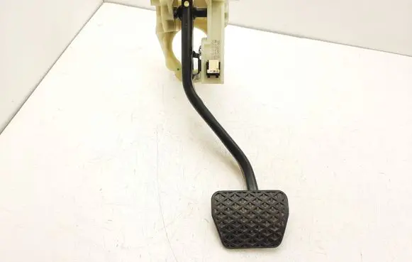 BMW 4 F32 F33 Brake pedal 6860647 3500686064701 67871110