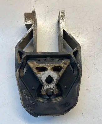 Volvo V50 Engine mount bracket P112D