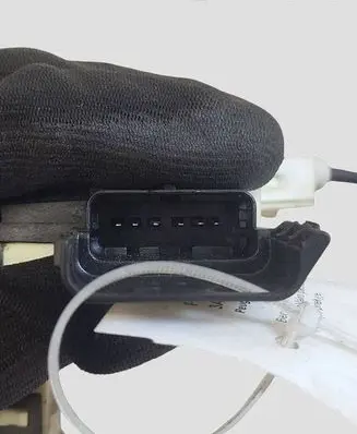 Peugeot 5008 Front door lock A02323 825158