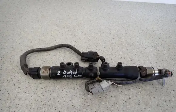 Toyota Corolla E120 E130 Fuel injector supply line/pipe 