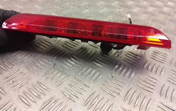 KIA Stonic Third/center stoplight
