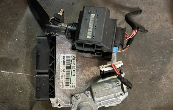 Mercedes-Benz E W211 Engine ECU kit and lock set A6471530779 0281011332