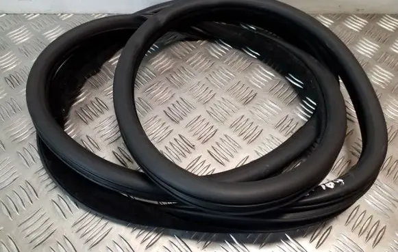 Jaguar XF X250 Rear door rubber seal (on body) 