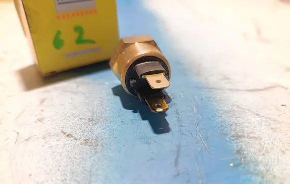 BMW 5 E28 Coolant temperature sensor 75064